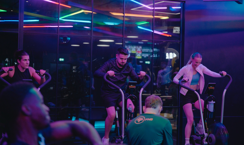 //assets//images/home/grad-gym-3.png